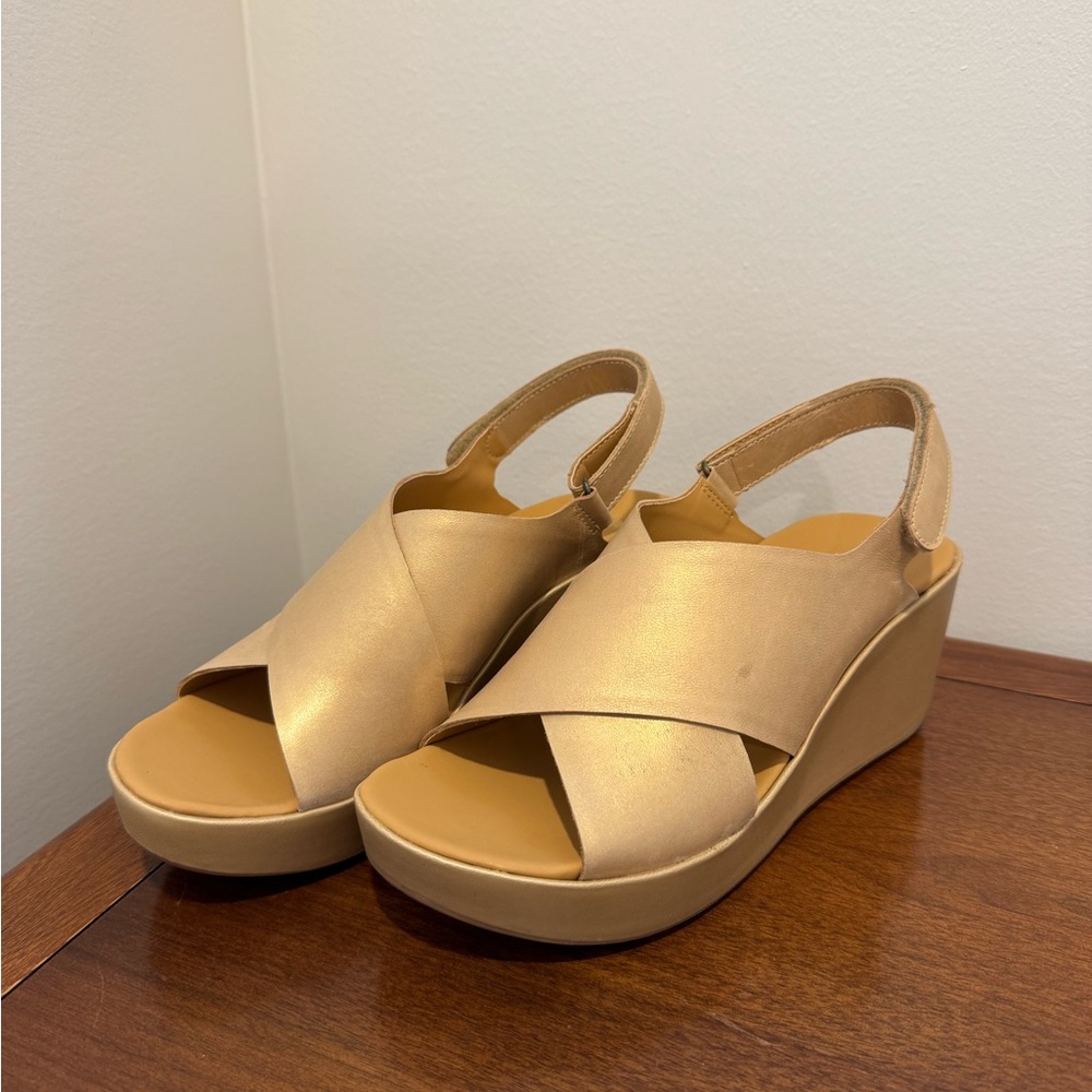 Korks gold/tan platform wedges size 8